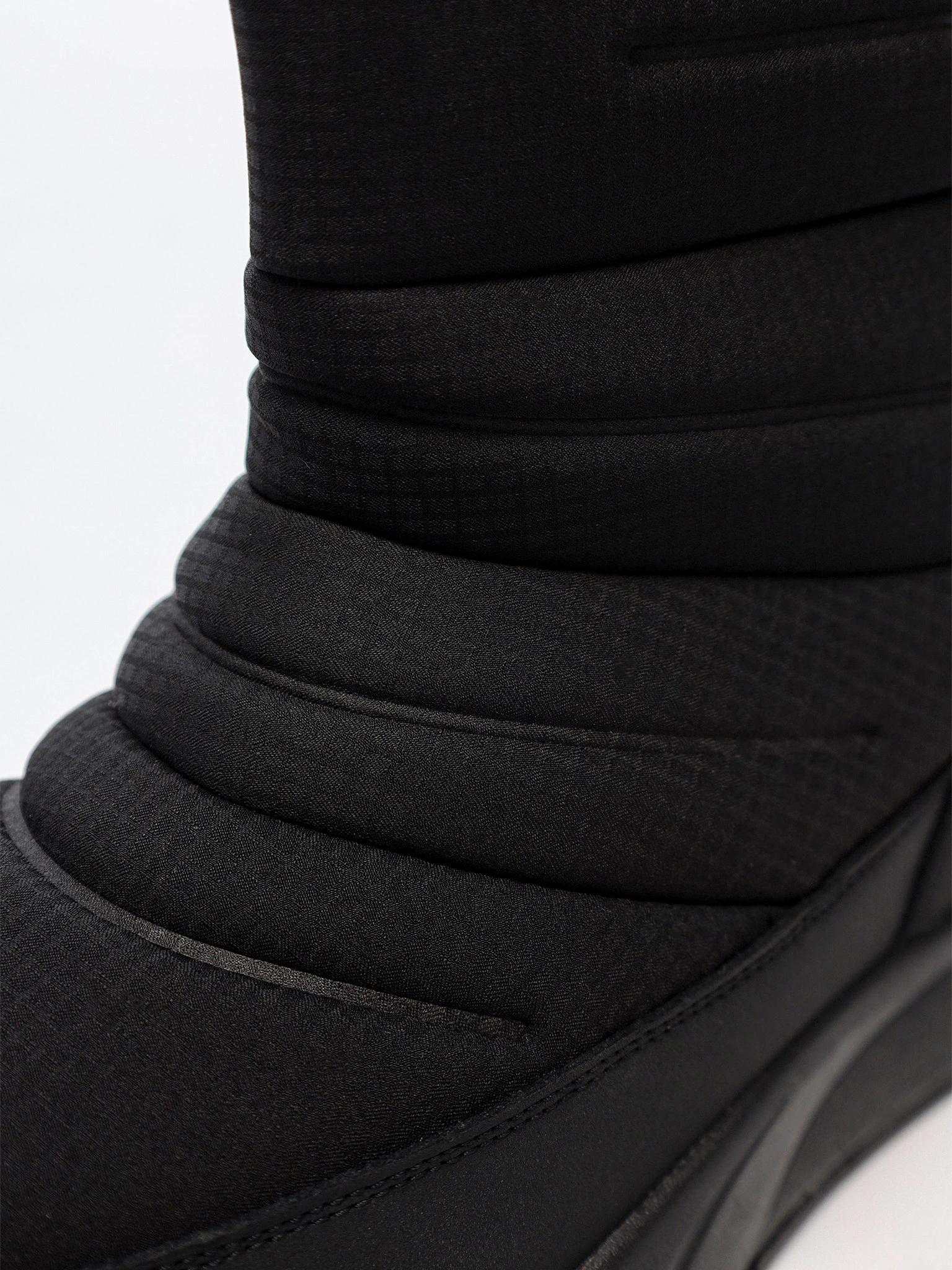 Дутики черного цвета на средней подошве